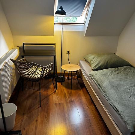 Einfaches Haus Mit Privatzimmern Und Gemeinschaftsraeumen Heilbronn Extérieur photo